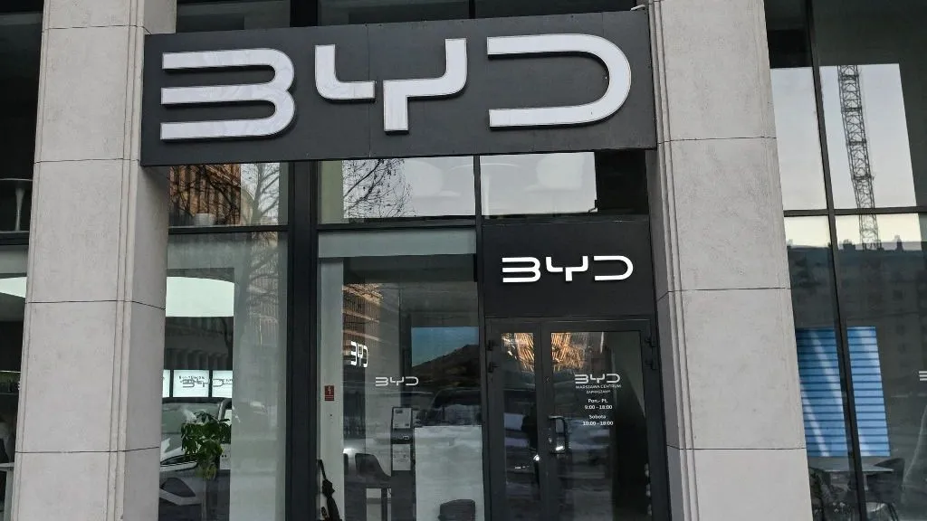 BYD gyár épül Szegeden (A képen a A BYD logója látható a varsói BYD-szalon bejáratánál 2026. január 17-én), WARSAW, POLAND  JANUARY 17:The BYD logo is seen at the entrance to the BYD Salon in Warsaw, Poland, on January 17, 2026. (Photo by Artur Widak/NurPhoto) (Photo by Artur Widak / NurPhoto via AFP)