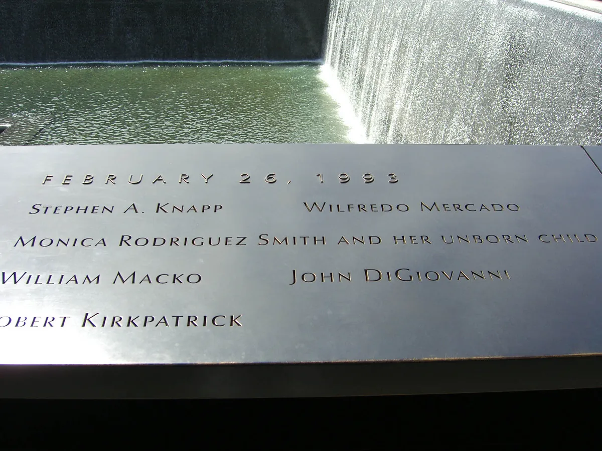 z 1993-as áldozatok nevei a 9/11-es emlékmű északi medencéjének N-73-as tábláján szerepelnek