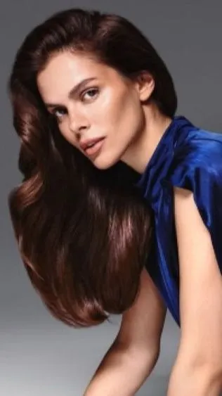 Az orosz modell, Viki Odintcova egy szétnyitott bundában, de alatta félmeztelenül mutogatja magát – szexi fotók