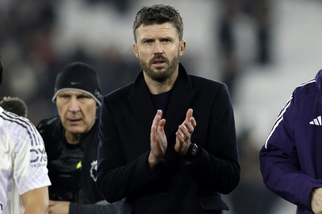 Manchester United's English Interim head coach Michael Carrick applauds fans on the pitch after the English Premier League football match between West Ham United and Manchester United at the London Stadium in east London on February 10, 2026. The game finished 1-1. (Photo by Ian Kington / AFP) / RESTRICTED TO EDITORIAL USE. No use with unauthorized audio, video, data, fixture lists, club/league logos or 'live' services. Online in-match use limited to 120 images. An additional 40 images may be used in extra time. No video emulation. Social media in-match use limited to 120 images. An additional 40 images may be used in extra time. No use in betting publications, games or single club/league/player publications. /