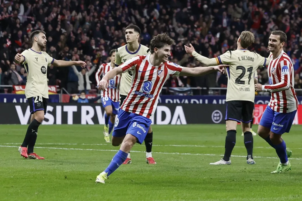 Atletico Madrid's Argentine forward #19 Julian Alvarez (C) celebrates scoring his team's fourth goal during the Spanish Copa del Rey (King's Cup) semi final first leg football match between Club Atletico de Madrid and FC Barcelona at Metropolitano Stadium in Madrid on February 12, 2026. (Photo by Oscar DEL POZO / AFP)