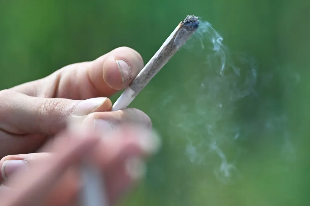 A füves cigaretta a legkisebb gond a háztömbben: rendszeresen eldobálják a drogos fecskendőket a függők, akik megtámadják a lakókat is