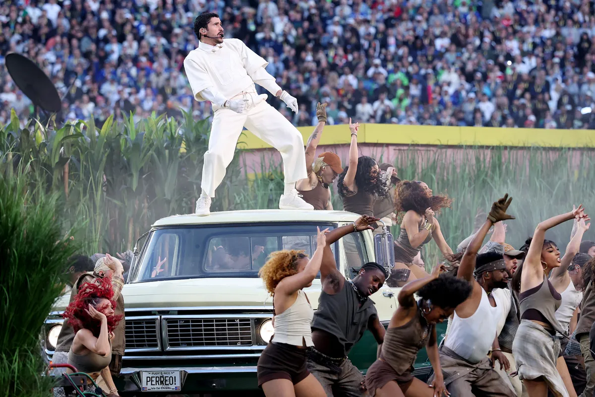 Bad Bunny (a kocsi tetején) nagy show-t csapott a Super Bowl szünetében, Donald Trump azonban kritikus volt