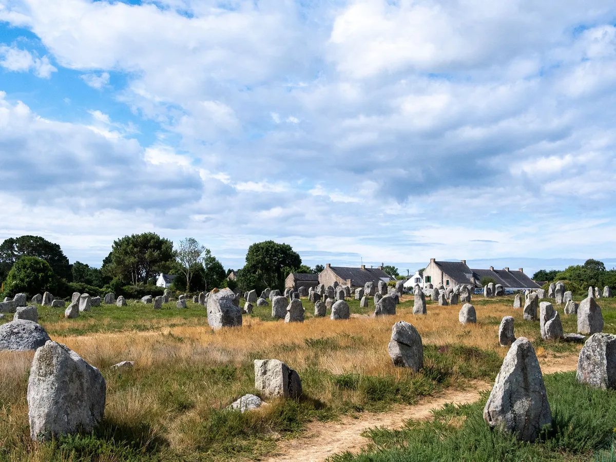 UNESCO világörökség: Panorámás kép a carnaci kövek sorairól felhős ég alatt a Franciaországi Bretagne-ban