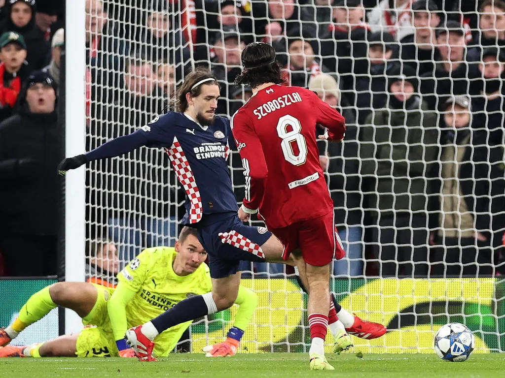 Szoboszlai Dominik, SzoboszlaiDominik, 
Liverpool, 2025. november 26.
Szoboszlai Dominik, a Liverpool játékosa (j) berúgja csapata első, egyenlítő gólját a labdarúgó Bajnokok Ligája alapszakasza ötödik fordulójának Liverpool-PSV Eindhoven mérkőzésén a li