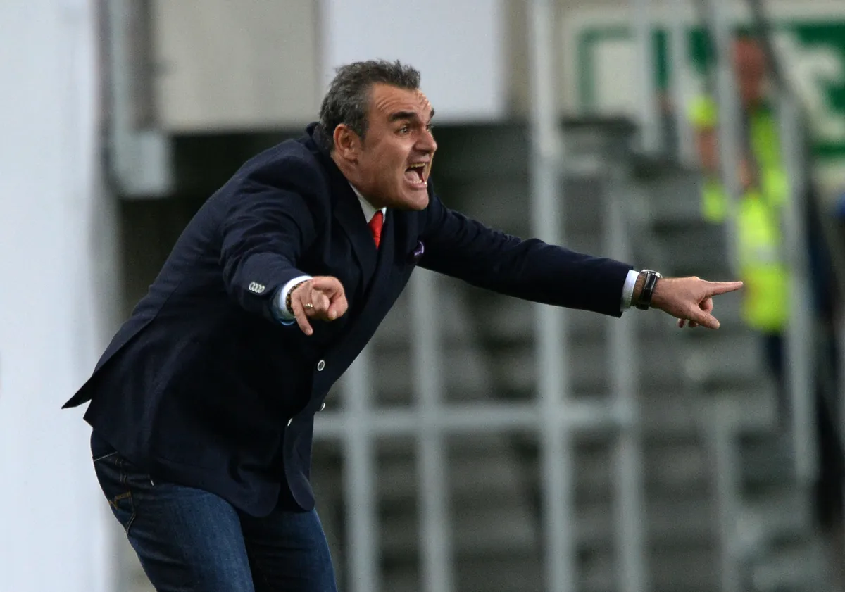 Hungary's head coach Attila Pinter gestures during the UEFA Euro 2016 Group F qualifying match of Hungary vs Northern Ireland on September 7, 2014 in Budapest.     AFP PHOTO / ATTILA KISBENEDEK (Photo by ATTILA KISBENEDEK / AFP)