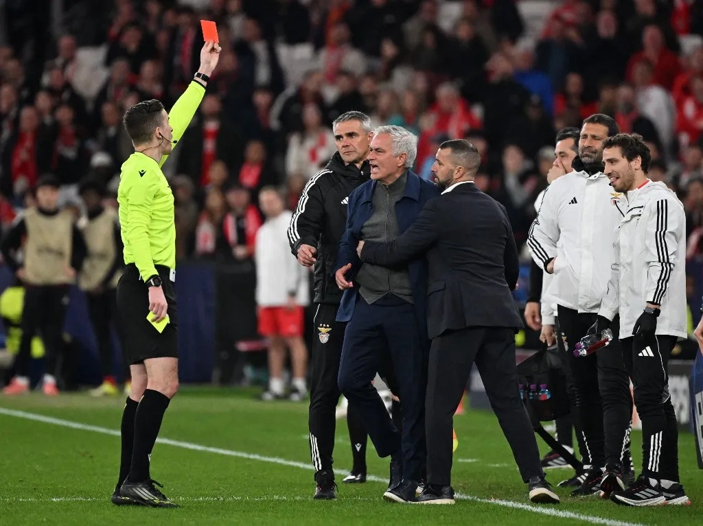 LISBON, PORTUGAL - FEBRUARY 17: Benfica head coach Jose Mourinho receives a red card after being shown a yellow card during the UEFA Champions League match between SL Benfica and Real Madrid at Estadio da Luz in Lisbon, Portugal, on February 17, 2026. Zed Jameson / Anadolu (Photo by Zed Jameson / Anadolu via AFP)