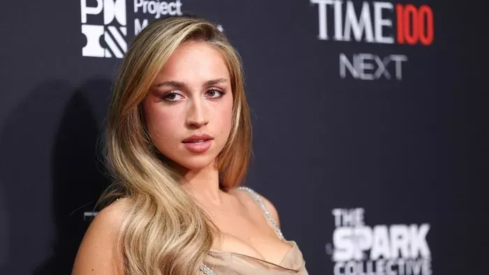 Alig takarja a fekete csipke a szexi énekesnő gömbölyű cickóit – így ünnepli a Valentin-napot a szexikon