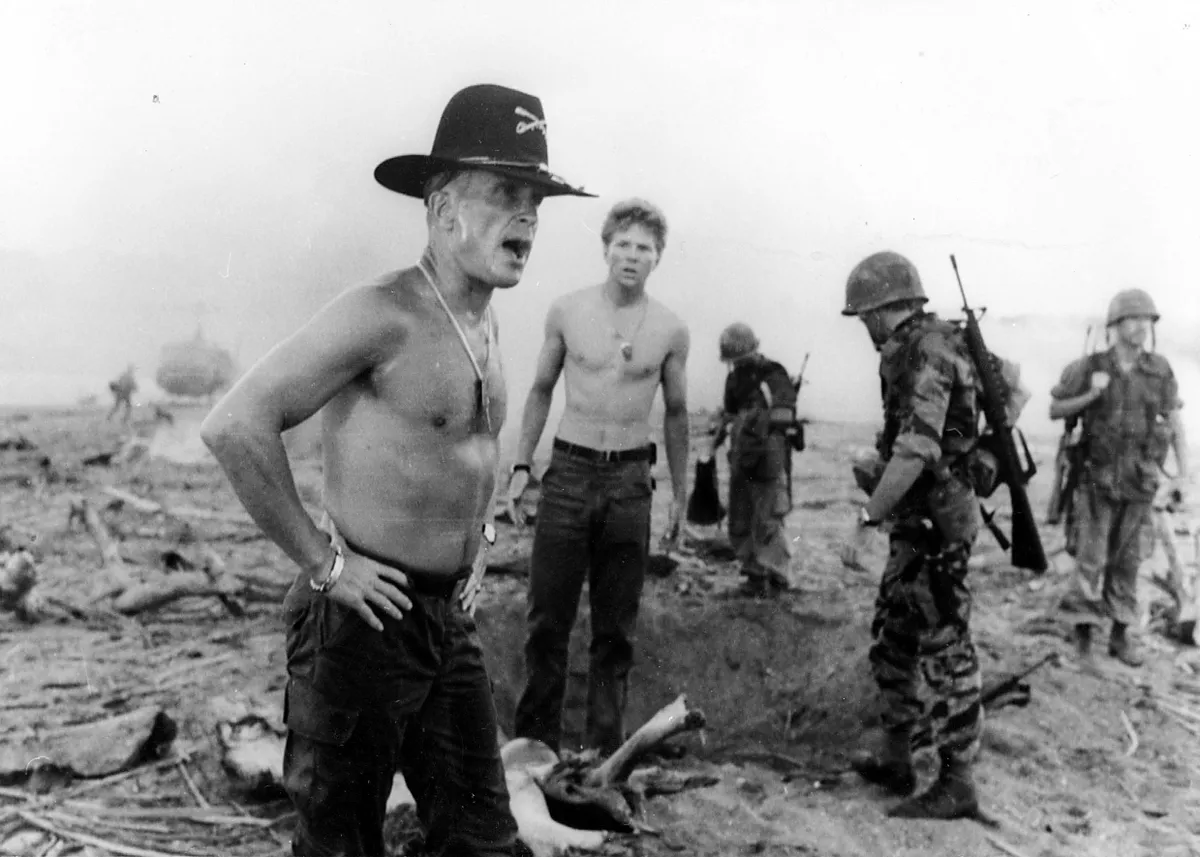 Robert Duvall Bill Kilgore alezredes szerepében az Apokalipszis most című film egyik jelenetében.