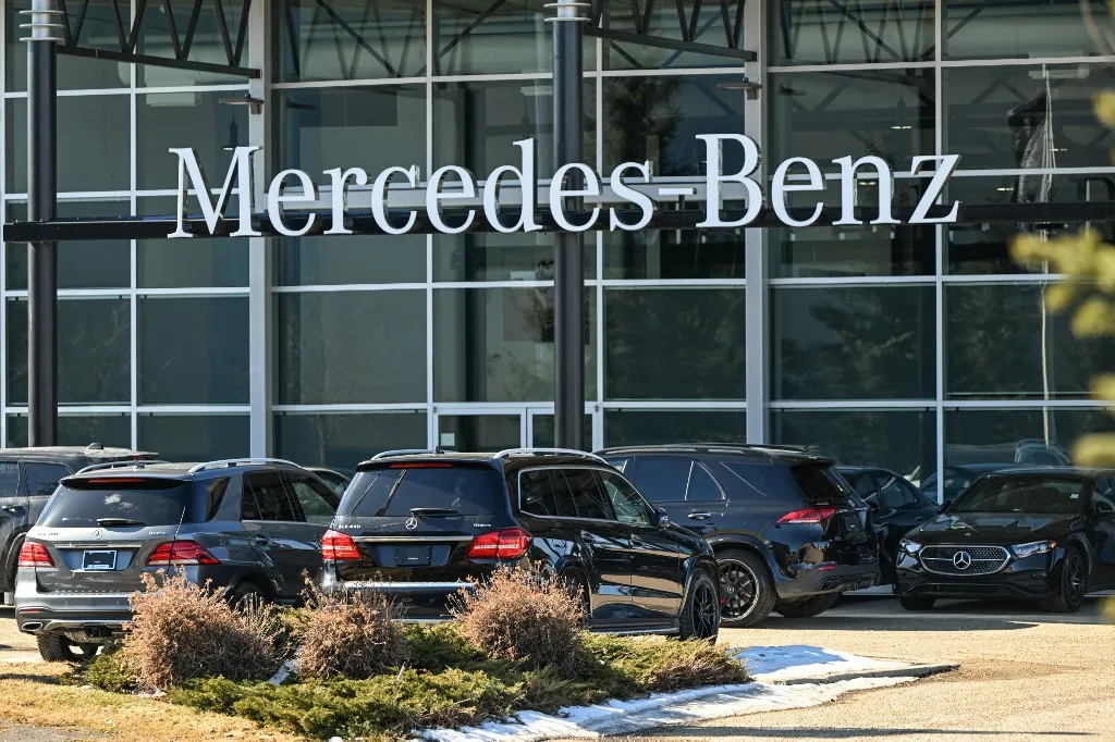 EDMONTON, CANADA  MARCH 22: New Mercedes-Benz vehicles seen outside a Mercedes-Benz dealership in Edmonton, Alberta, Canada, on March 22, 2025. (Photo by Artur Widak/NurPhoto) (Photo by Artur Widak / NurPhoto via AFP), Nem úgy fogytak világszerte a Mercedesek, ahogy azt előzetesen remélte a cégvezetés
