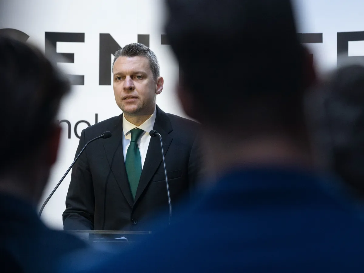 Pilisszentiván, 2026. január 21.Menczer Tamás, a térség fideszes országgyűlési képviselője beszédet mond a Gentherm Hungary Kft. kutatás-fejlesztési projektjének bejelentésén Pilisszentivánon, a cég telephelyén 2026. január 21-én. Az amerikai autóipari beszállító 6,3 milliárd forint értékű beruházáshoz a kormány 940 millió forint támogatást nyújt, így járulva hozzá ahhoz, hogy a kutatás-fejlesztésben dolgozók létszáma 130 főre nőjön.MTI/Kocsis Zoltán