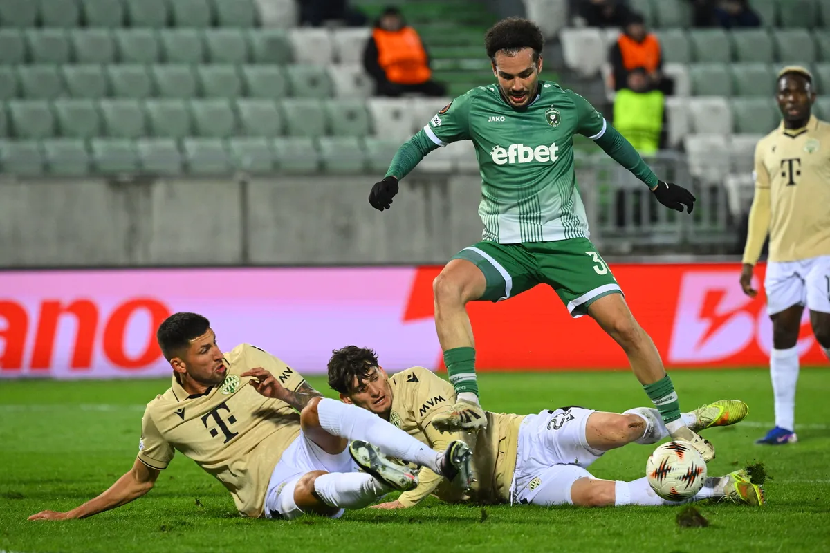 Razgrad, 2026. február 19.
Mariano Gomez (b) és Ötvös Bence (k), a Ferencváros, valamint Pedro Naressi, a bolgár Ludogorec játékosa a labdarúgó Európa-liga nyolcaddöntőjébe jutásért játszott PFK Ludogorec Razgrad - Ferencvárosi TC mérkőzésen a razgradi Ludogorec Arénában 2026. február 19-én.
MTI/Czeglédi Zsolt