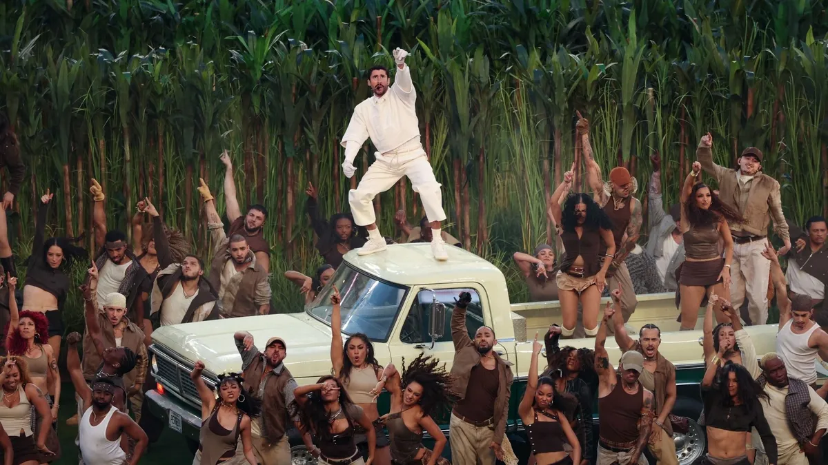 Bad Bunny Puerto Ricó-i rapper fellép a 60. Super Bowl félidei show-jában