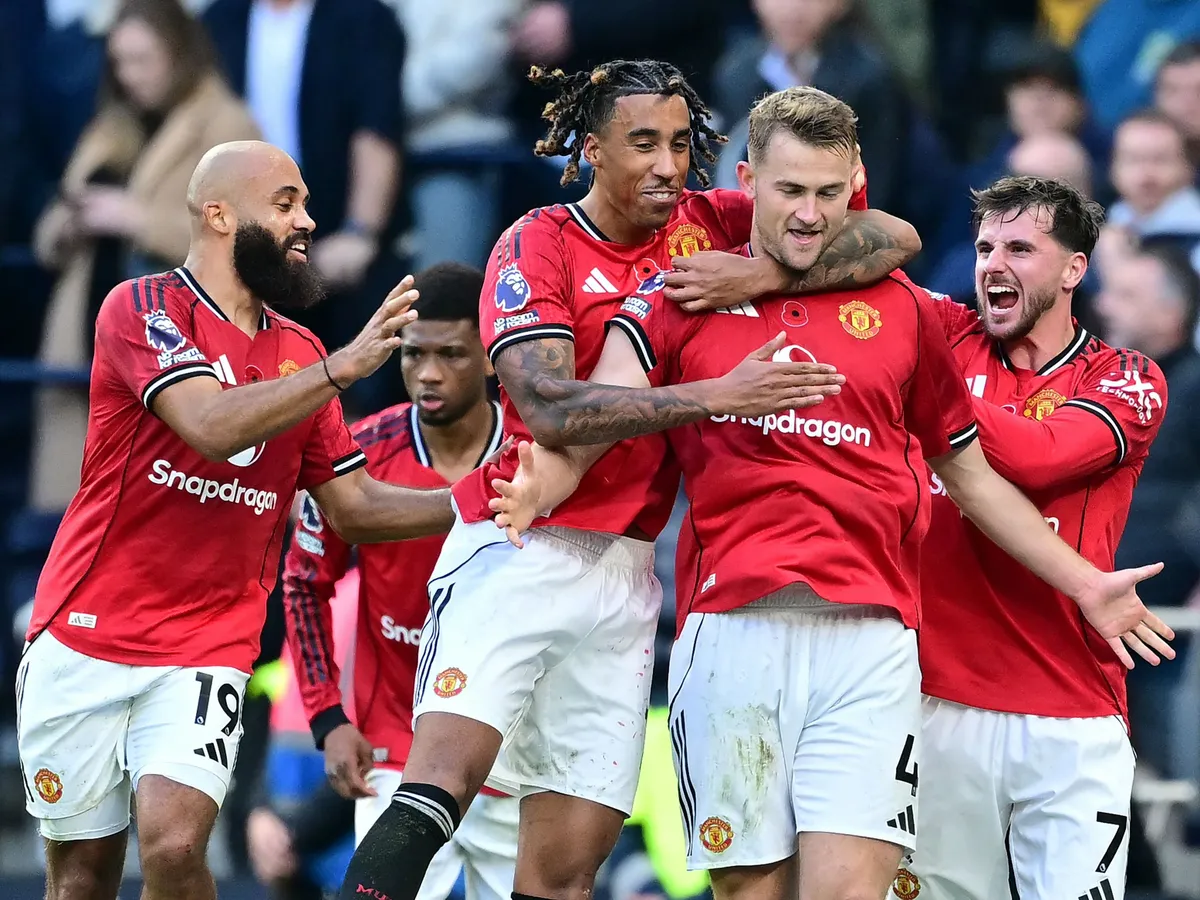 Manchester United's Dutch defender #04 Matthijs de Ligt (2R) celebrates with teammates after scoring their late second goal during the English Premier League football match between Tottenham Hotspur and Manchester United at the Tottenham Hotspur Stadium in London, on November 8, 2025. (Photo by Ben STANSALL / AFP) / RESTRICTED TO EDITORIAL USE. No use with unauthorized audio, video, data, fixture lists, club/league logos or 'live' services. Online in-match use limited to 120 images. An additional 40 images may be used in extra time. No video emulation. Social media in-match use limited to 120 images. An additional 40 images may be used in extra time. No use in betting publications, games or single club/league/player publications. /