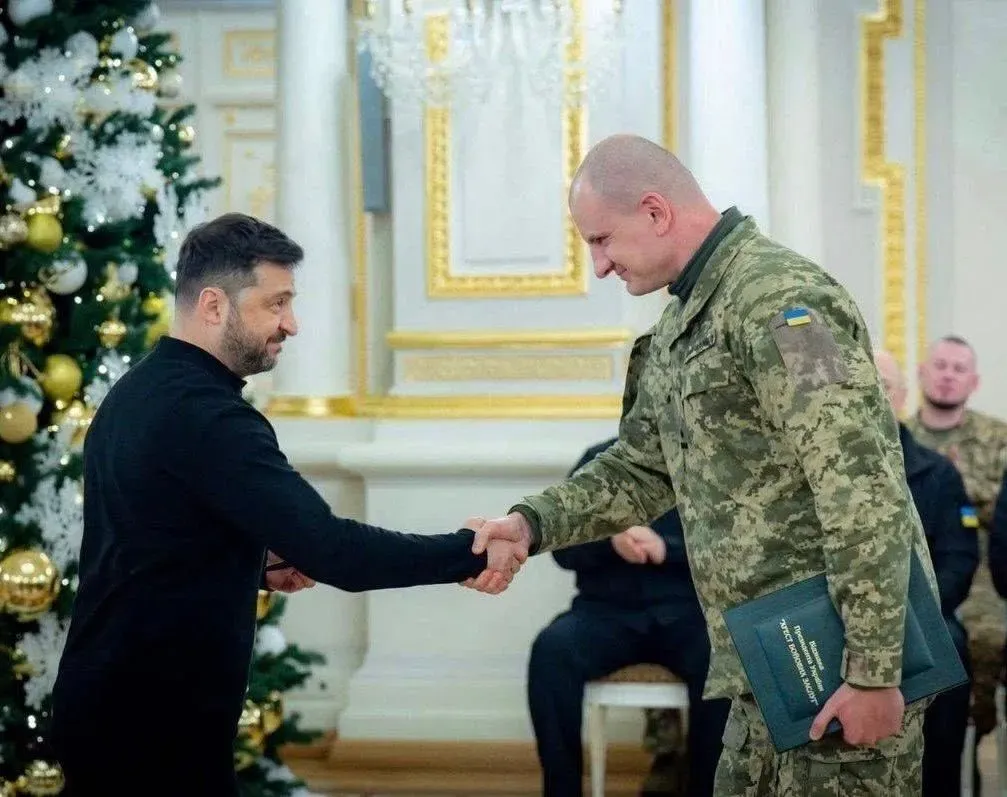 Ukrajna: Zelenszkij kitünteti Karaszt