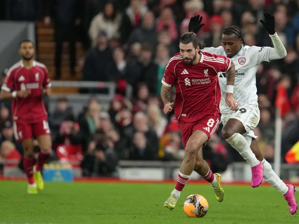 Szoboszlai Dominik, SzoboszlaiDominik, 
Liverpool, 2026. január 12.
Szoboszlai Dominik, a Liverpool és Reyes Cleary, a Barnsley játékosa (j) az Angol Labdarúgó-szövetség Kupája, az FA-kupa harmadik fordulójának Liverpool-Barnsley mérkőzésén a liverpooli 