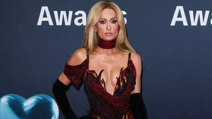Formás lábak és csókra éhező ajkak – Paris Hilton szexi fotói magukért beszélnek