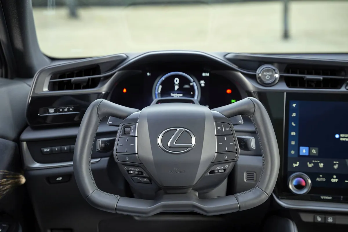A Lexus félkormánya a Forma–1-es autókét idézi, ám Kínában 2027-től nem lehet ilyen formájút használni