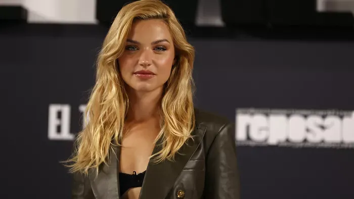 Ester Expósito őrjítő pózokba vágja magát, ráadásul alig van rajta ruha – ultra szexi fotók