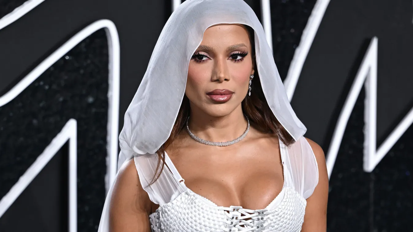 Anitta, a brazil énekesnő és lemezlovas őrjítően szexi topokban kelleti magát - mutatjuk a képeket Kép