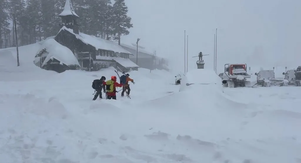Egy mentő sícsapat a lavina sújtotta területre tart a kaliforniai Truckee Castle Peak környékén, 2026. február 17-én This screengrab from a video provided by the Nevada County Sheriff's Office shows a rescue ski team making their way to the area of an avalanche in the Castle Peak area of Truckee, California, on February 17, 2026. Rescuers were searching Tuesday for ten skiers who were hit by an avalanche in the mountains of California, where a huge storm has dumped several feet of snow. (Photo by HANDOUT / Nevada County Sheriff's Office / AFP) / RESTRICTED TO EDITORIAL USE - MANDATORY CREDIT "AFP PHOTO / Nevada County Sheriff's Office / HANDOUT" - HANDOUT - NO MARKETING NO ADVERTISING CAMPAIGNS - DISTRIBUTED AS A SERVICE TO CLIENTS