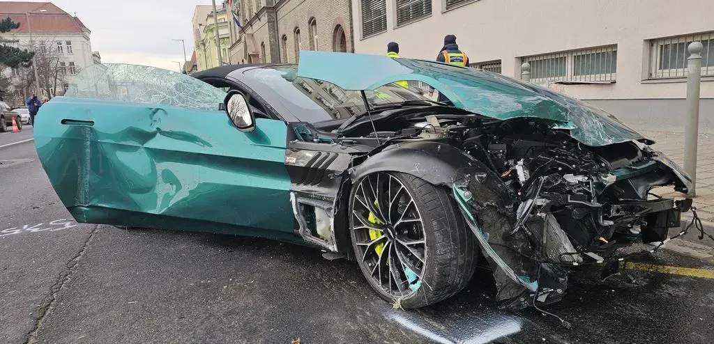 Halálos balesetet okozott az Aston Martin felelőtlen sofőrje