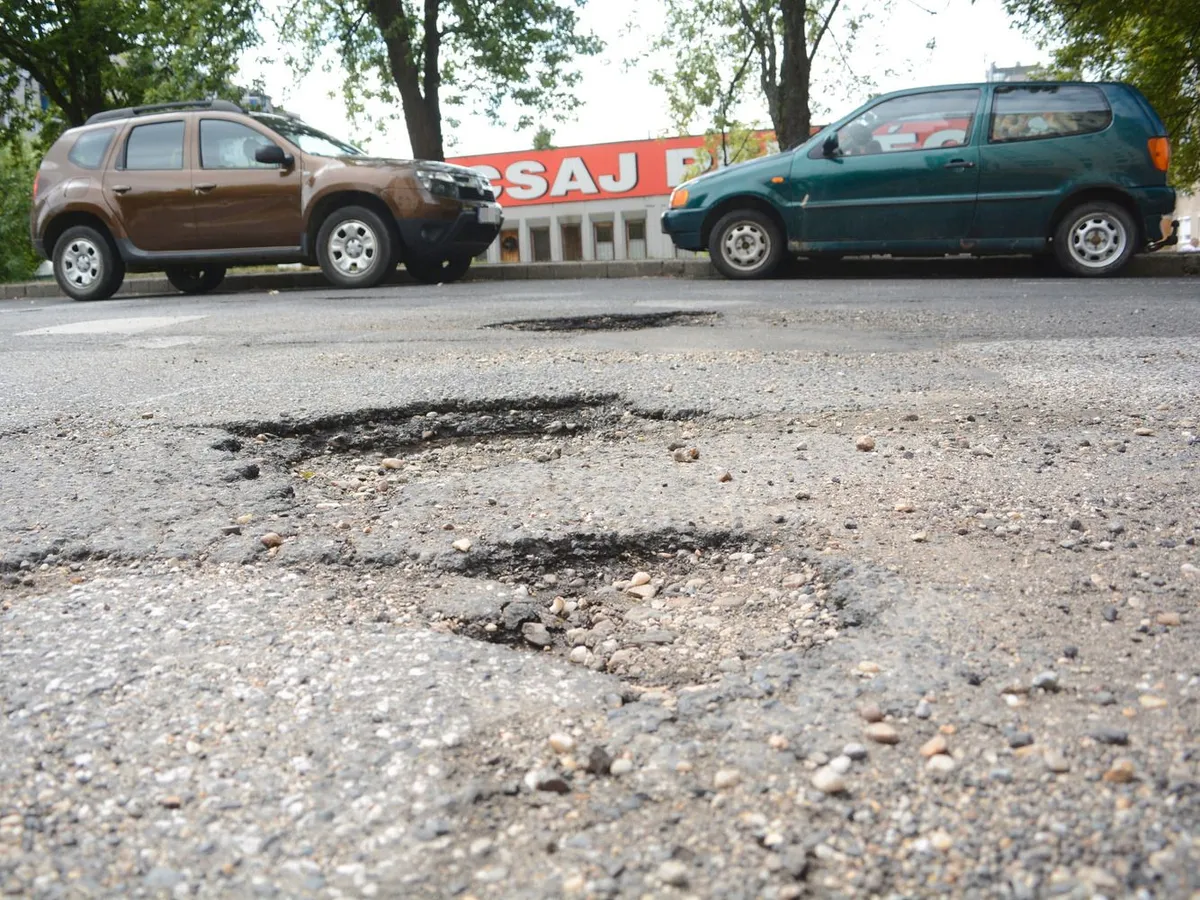 kátyús út, kátyúsút, kátyú, út20210721 Miskolcfotó: Kozma István KI Észak-MagyarországOlvasói panasz: Az Avasi lakótelep Hajós utcai torkolatánál kátyús az út. Elképesztő állapotok uralkodnak a magyar utakon