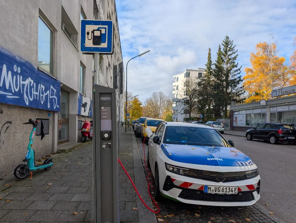 An electric vehicle charges at a public charging station in Munich, Bavaria, Germany, on November 3, 2025. (Photo by Michael Nguyen/NurPhoto) (Photo by Michael Nguyen / NurPhoto via AFP), Nem úgy fogytak tavaly az elektromos autók Németországban, ahogy azt autógyártók és az állam remélte