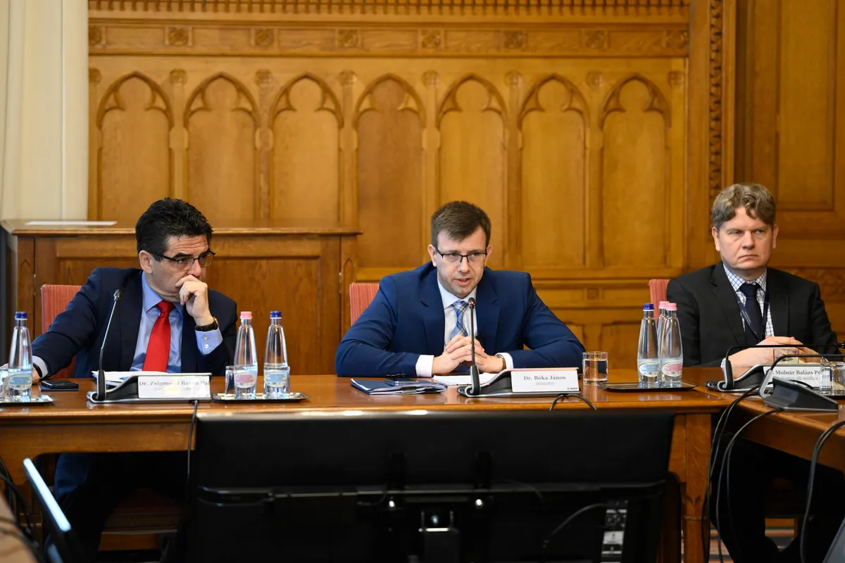 Budapest, 2026. február 17.
Bóka János európai uniós ügyekért felelős miniszter (k) a tájékoztatóját tartja az Országgyűlés európai ügyek bizottságának ülésén az Országházban 2026. február 17-én. Mellette balról Zsigmond Barna Pál, az Európai Uniós Ügyek Minisztériumának parlamenti államtitkára, jobbról Molnár Balázs Péter Európa-politikáért felelős helyettes államtitkár.
MTI/Bodnár Boglárka