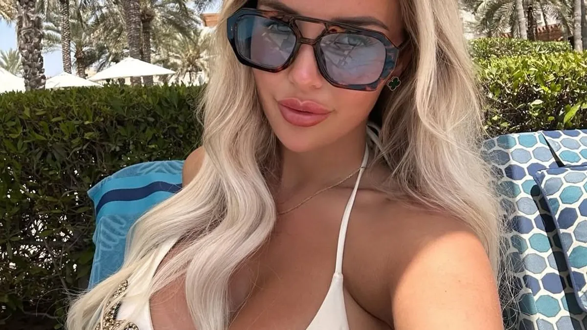 Ámulatba ejtő oldalciciket villantott a Chelsea-sztár szuperszexi barátnője – képek