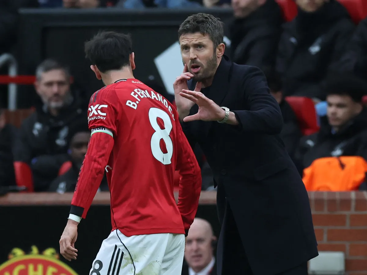 Manchester United's English Interim head coach Michael Carrick speaks with Manchester United's Portuguese midfielder #08 Bruno Fernandes during the English Premier League football match between Manchester United and Manchester City at Old Trafford in Manchester, north west England, on January 17, 2026. (Photo by Darren Staples / AFP) / RESTRICTED TO EDITORIAL USE. No use with unauthorized audio, video, data, fixture lists, club/league logos or 'live' services. Online in-match use limited to 120 images. An additional 40 images may be used in extra time. No video emulation. Social media in-match use limited to 120 images. An additional 40 images may be used in extra time. No use in betting publications, games or single club/league/player publications. /