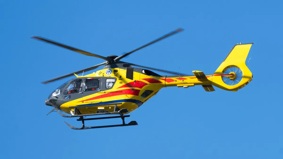 Postás kezdte meg a 70 éves férfi újraélesztését, végül a mentésirányítók mentőhelikoptert küldtek a helyszínre