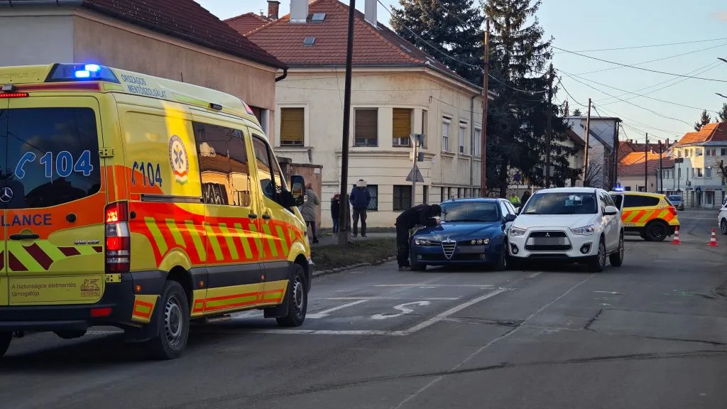 Rosszullét miatt hajtott bele a pirosnál álló kocsisorba egy sofőr