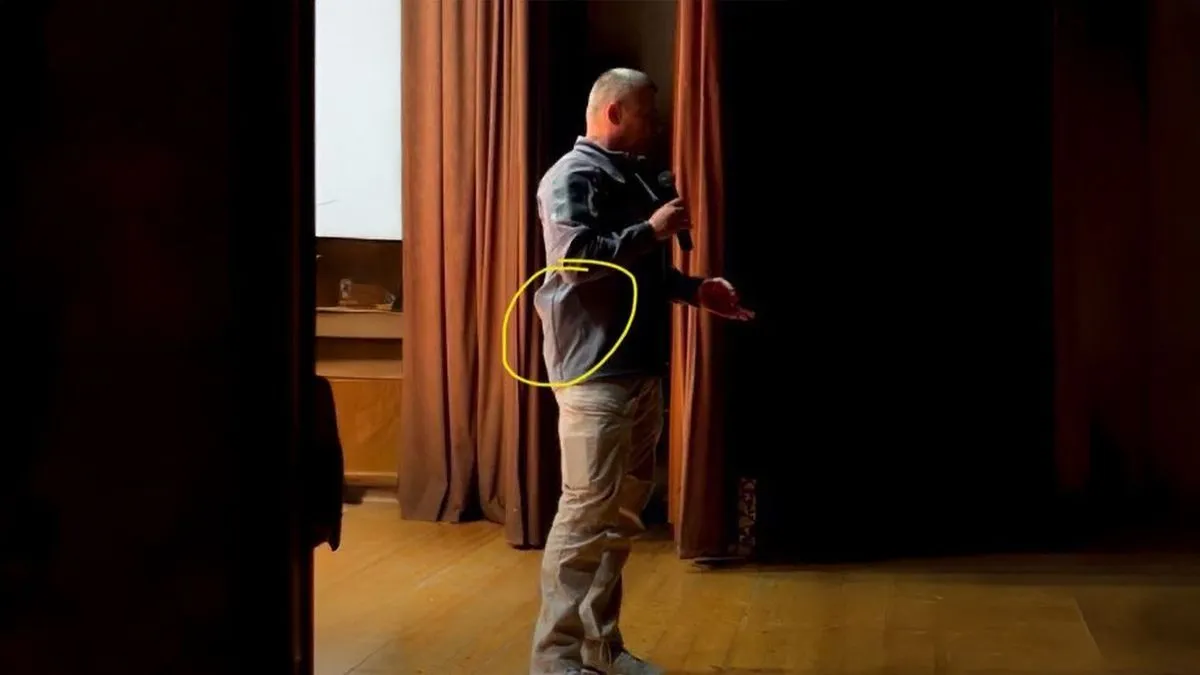 Ruszin-Szendi Romulusz a Tisza Párt hajdúsámsoni fórumán így fenyegetőzött: „Viszket a tenyerem, és ki is vagyok képezve rá. Meg tudnám csinálni!” Fotó: Képernyőkép