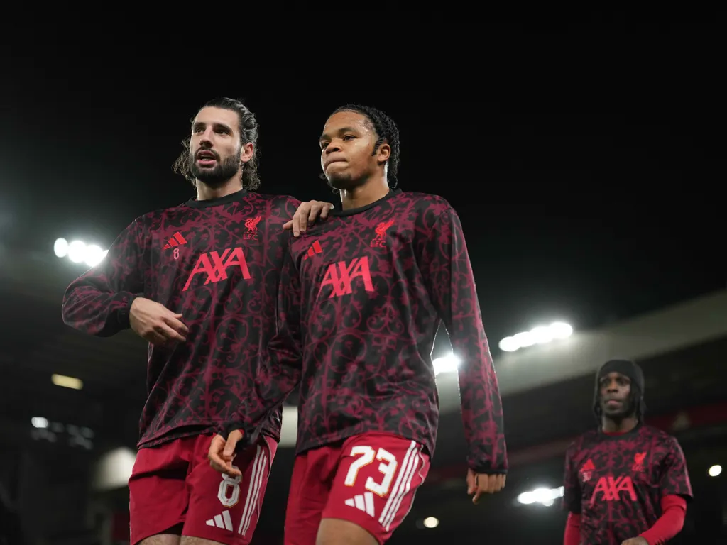 Szoboszlai Dominik, SzoboszlaiDominik, 
Liverpool, 2026. január 12.
Szoboszlai Dominik (b) és Rio Ngumoha, a Liverpool játékosai bemelegítenek az Angol Labdarúgó-szövetség Kupája, az FA-kupa harmadik fordulójának Liverpool-Barnsley mérkőzésén a liverpool