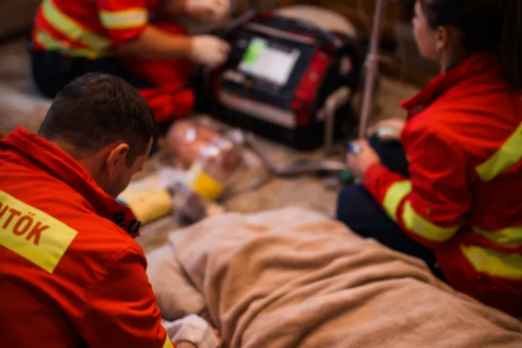 Meztelenül találtak rá az idős férfira otthonában, az életmentést azonnal megkezdték