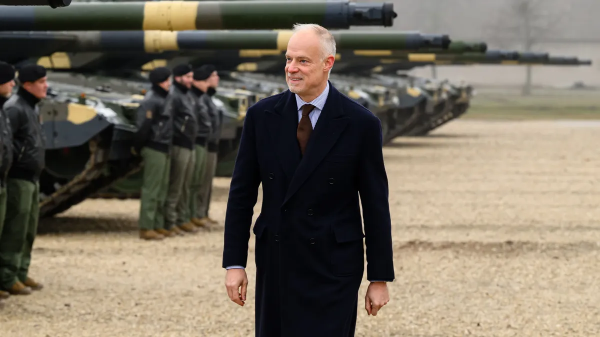 Tata, 2025. december 12.
Szalay-Bobrovniczky Kristóf honvédelmi miniszter a Honvédelmi és Haderőfejlesztési Program keretében beszerzett Leopard 2A7HU harckocsiflottájának teljessé válása alkalmából rendezett eseményen Tatán 2025. december 12-én. A 44. Leopárd harckocsi megérkezésével teljessé vált a magyar harckocsi flotta.
MTI/Vasvári Tamás