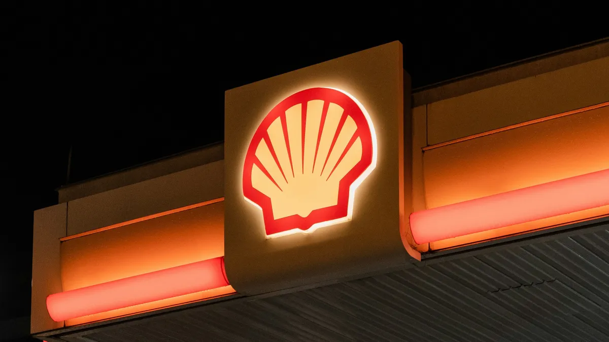Shell: degeszre kereste magát a háborún az LNG-óriás a jövője is ezen ...