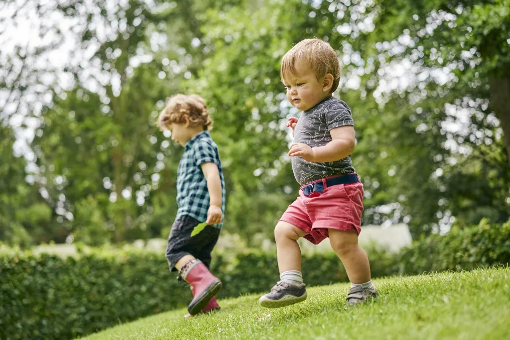 A nyitott gerinccel született gyermekek sok esetben később sem tudnak önállóan járni az őssejtes kezelés nélkül, hiába a magzati gerinczáró műtét