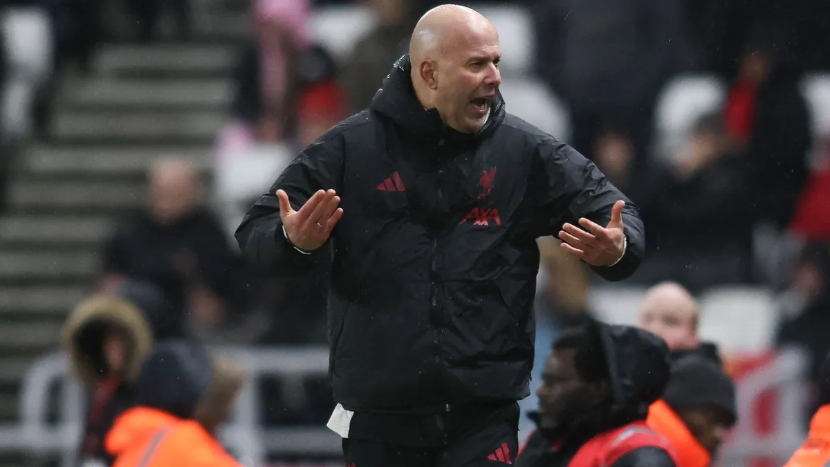 Arne Slot nincs könnyű helyzetben