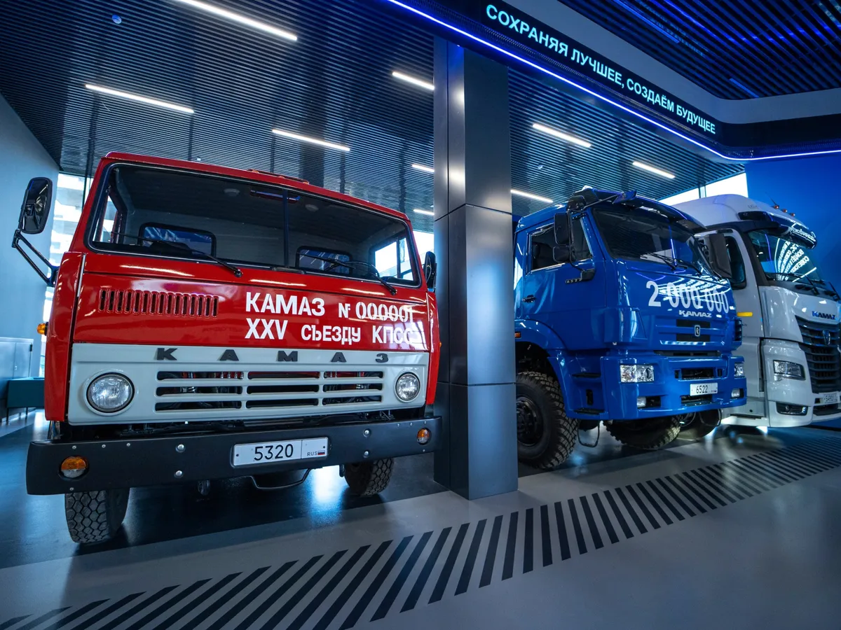 A gyári gyűjteményt gyarapítja az 1-es alvázszámú Kamaz.