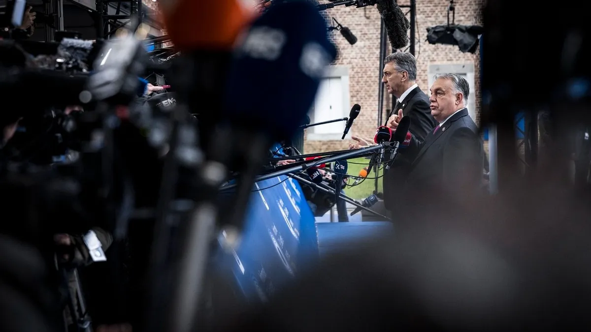 Orbán Viktor miniszterelnök (j) nyilatkozik a sajtó képviselőinek a rendkívüli uniós csúcstalálkozó kezdete előtt a belgiumi Bilzenben, az Alden Biesen kastélyban 2026. február 12-én. Mellette Andrej Plenkovic horvát kormányfő (j2).
MTI/Miniszterelnöki Kommunikációs Főosztály/Kaiser Ákos