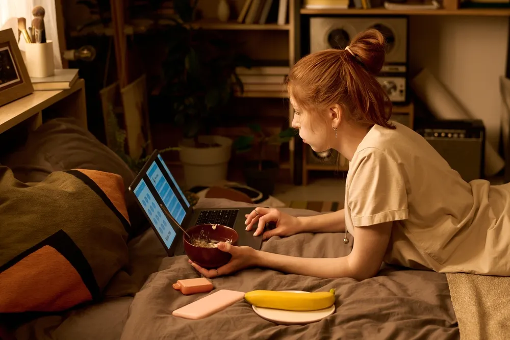 Egy tál könnyű zabkása banánnal lefekvés előtt: a megfelelően megválasztott esti snack hozzájárulhat a gyorsabb elalváshoz és a kiegyensúlyozott éjszakai pihenéshez