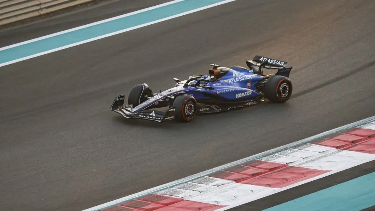 Kirepült a pályáról, horrorbalesetet szenvedett az F1-es csapat pilótája – videó