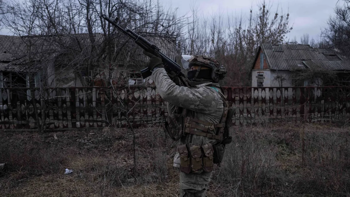 Orosz-ukrán háború, oroszukránháború, ukrajnai háború,ukrajnaiháború, Ukrajna, Oroszország, 2026.02.18.,
This handout photograph taken and released by the Press Service of the 93rd Kholodnyi Yar Separate Mechanized Brigade of the Ukrainian Ground Forces on February 17, 2026, shows a Ukrainian soldier firing at a Russian FPV drone on the frontline at an undisclosed location near Kostyantynivka, Donetsk region. (Photo by Handout / The 93rd Kholodnyi Yar Separate Mechanized Brigade / AFP) / XGTY / RESTRICTED TO EDITORIAL USE - MANDATORY CREDIT "AFP PHOTO / Iryna Rybakova / The 93rd Kholodnyi Yar Separate Mechanized Brigade" - NO MARKETING NO ADVERTISING CAMPAIGNS - DISTRIBUTED AS A SERVICE TO CLIENTS