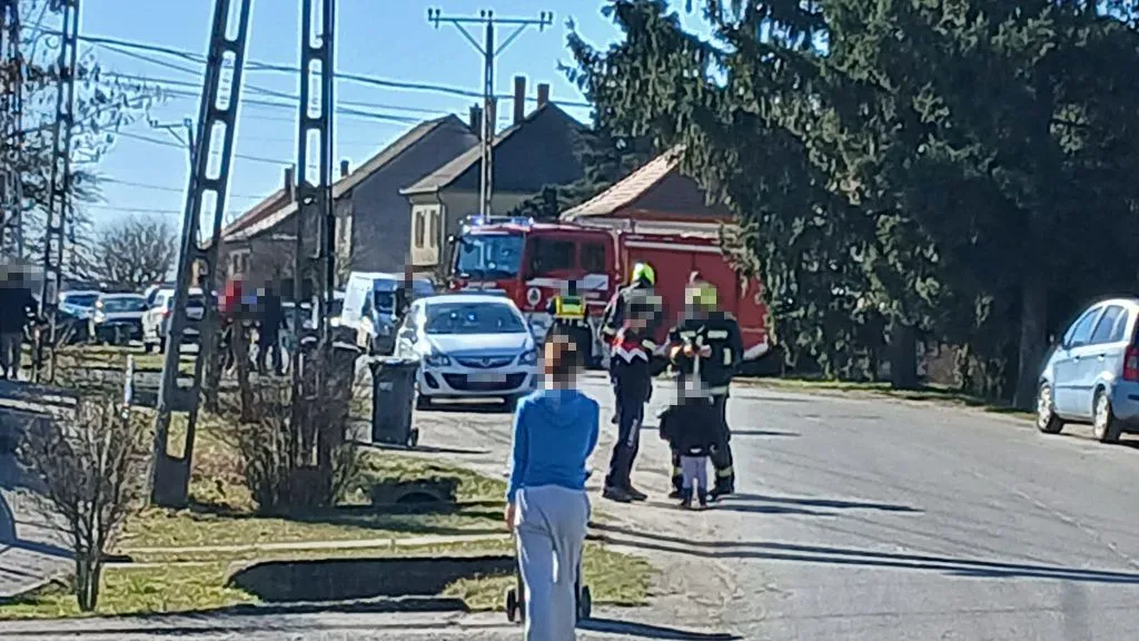 Mentők és tűzoltók együtt dolgoztak a helyszínen, hogy kiszabadítsák a traktorost a baleset után és stabilizálják az állapotát