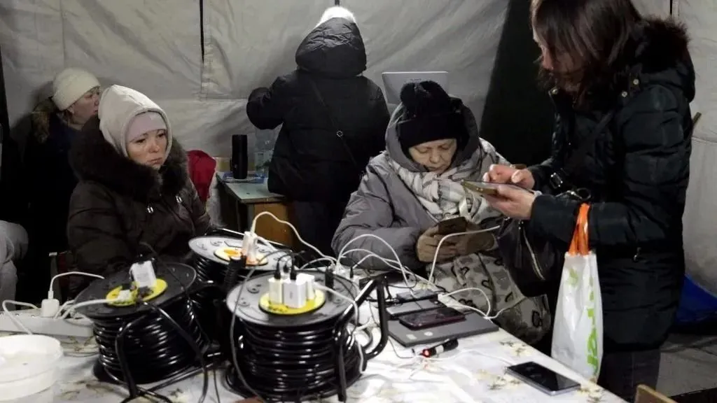 Kijevben sokan pokrócokba burkolózva, sötét lakásokban várják a következő napot