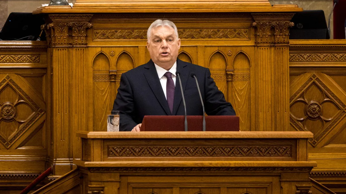 Budapest, 2026. február 23.
A Miniszterelnöki Kommunikációs Főosztály által közreadott képen Orbán Viktor miniszterelnök napirend előtt szólal fel az Országgyűlés tavaszi ülésszakának első plenáris ülésén 2026. február 23-án. A kormányfő mögött Kövér László házelnök (k).
MTI/Miniszterelnöki Kommunikációs Főosztály/Kaiser Ákos