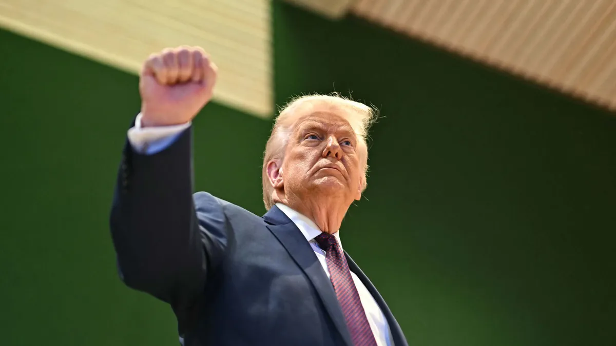 A Donald Trumpról mintázott 4,5 méteres szobrot kriptovaluta-befektetők rendelték meg. Fotó: AFP /  