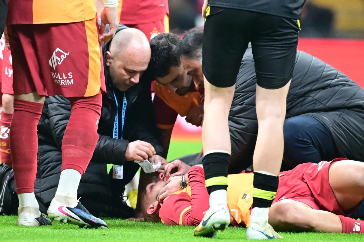 ISTANBUL, TURKIYE - FEBRUARY 04: Ahmed Kutucu of Galatasaray is being treated by the medical personnel after an injury during the Ziraat Turkish Cup Group A Round 3 match between Galatasaray and Istanbulspor at RAMS Park in Istanbul, Turkiye on February 04, 2026. Galatasaray player Ahmed Kutucu and Istanbulspor goalkeeper Isa Dogan collided and suffered injuries. Abdulhamid Hosbas / Anadolu (Photo by ABDULHAMID HOSBAS / Anadolu via AFP)
